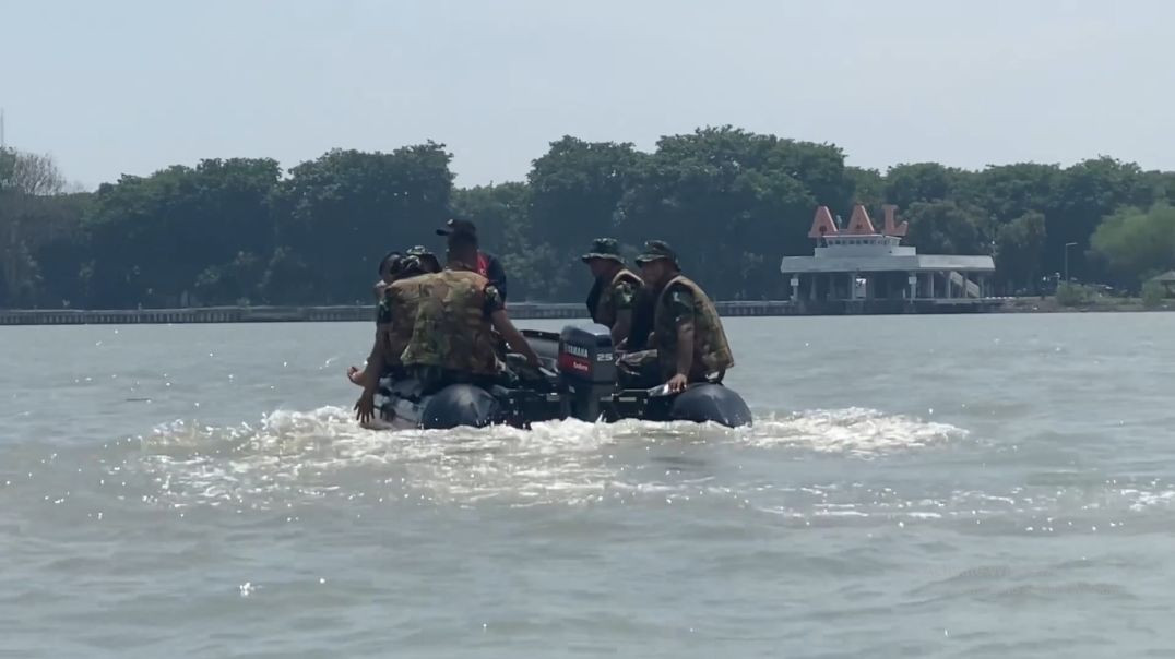 PENGOPERASIAN PERAHU KARET DAN MOTOR TEMPEL OLEH TARUNA KORPS MARINIR